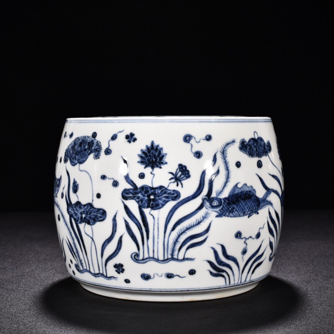 Ming Dynasty Hongxi blue and white fish and algae cricket jar