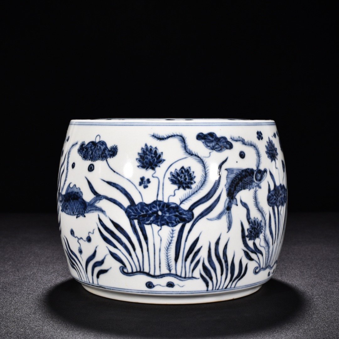 Ming Dynasty Hongxi blue and white fish and algae cricket jar