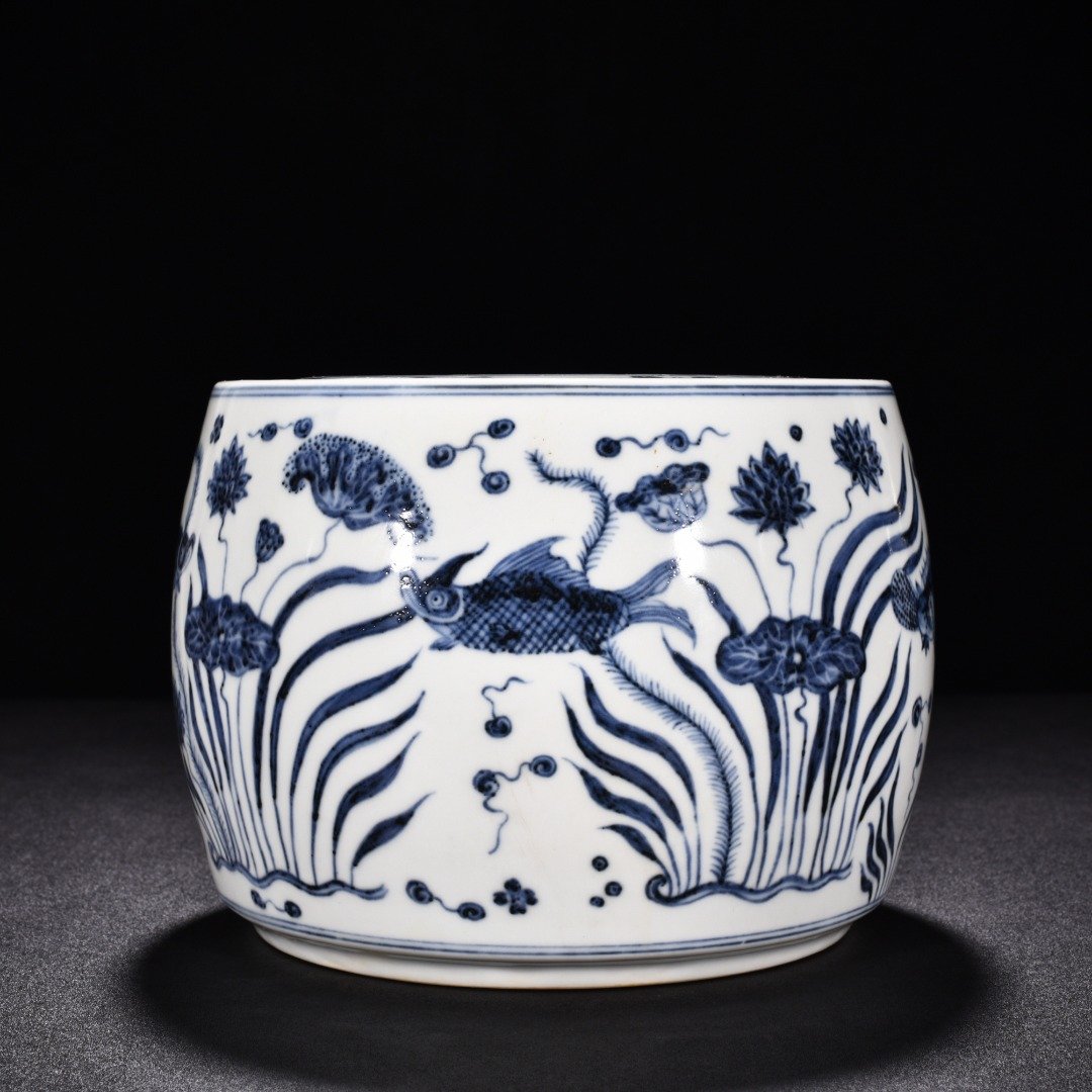 Ming Dynasty Hongxi blue and white fish and algae cricket jar