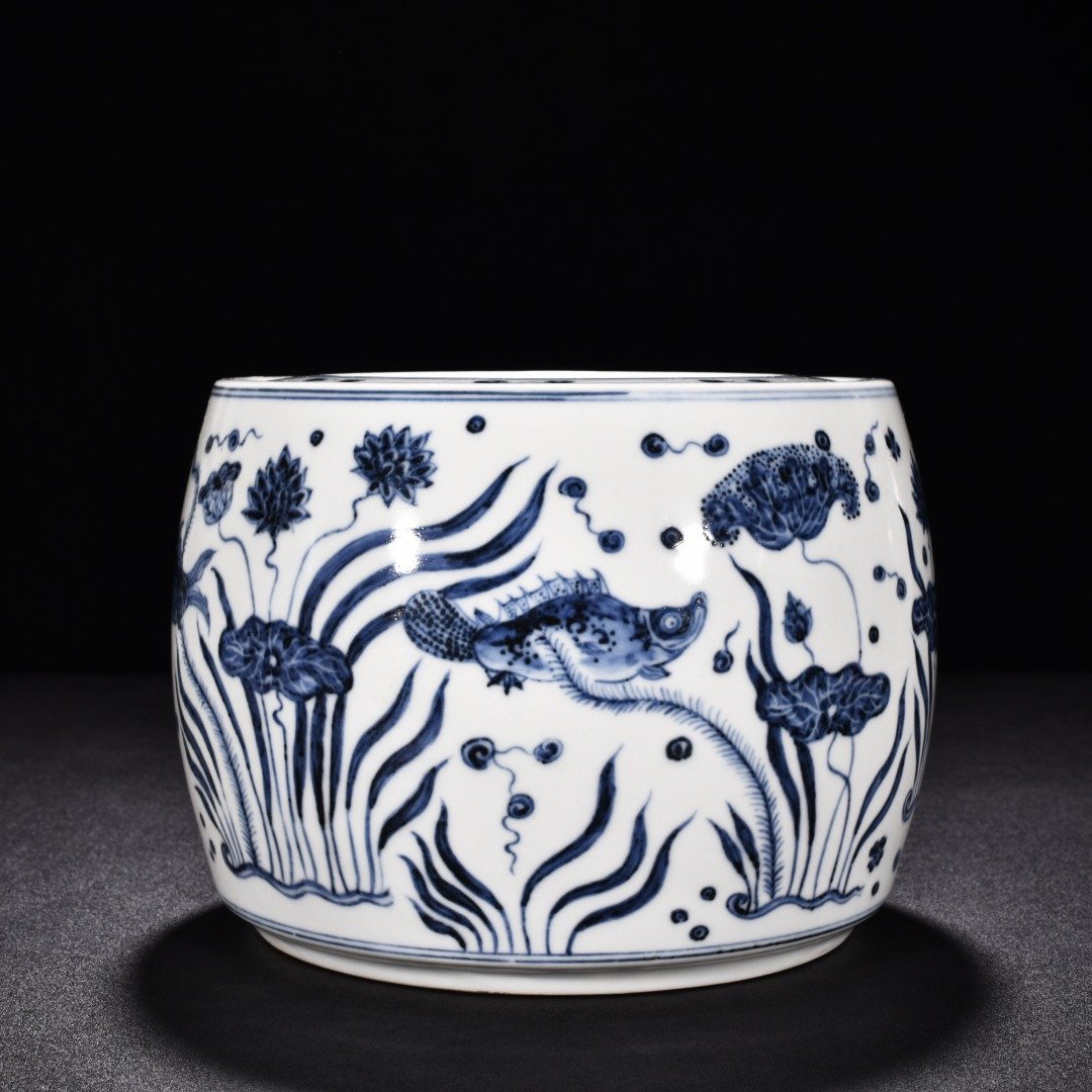Ming Dynasty Hongxi blue and white fish and algae cricket jar