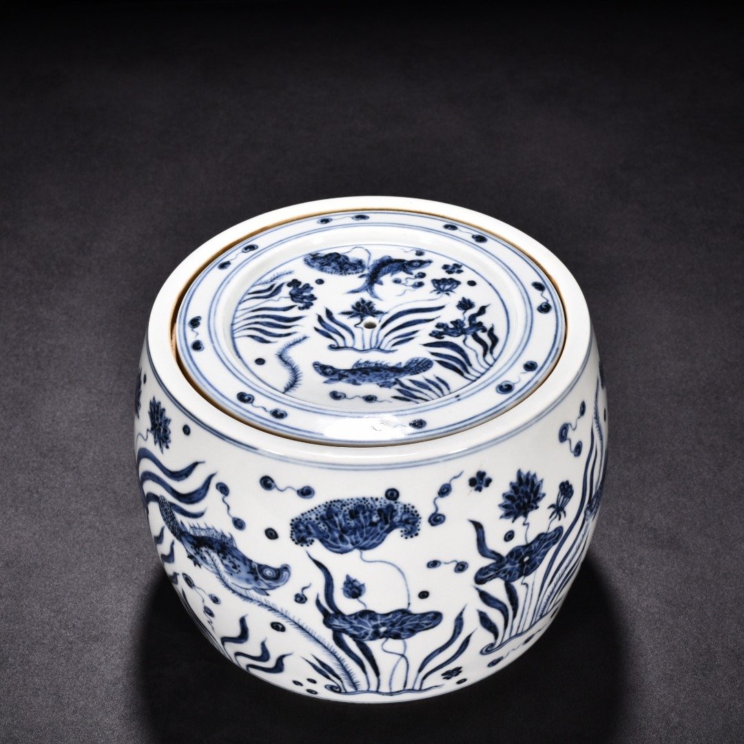 Ming Dynasty Hongxi blue and white fish and algae cricket jar