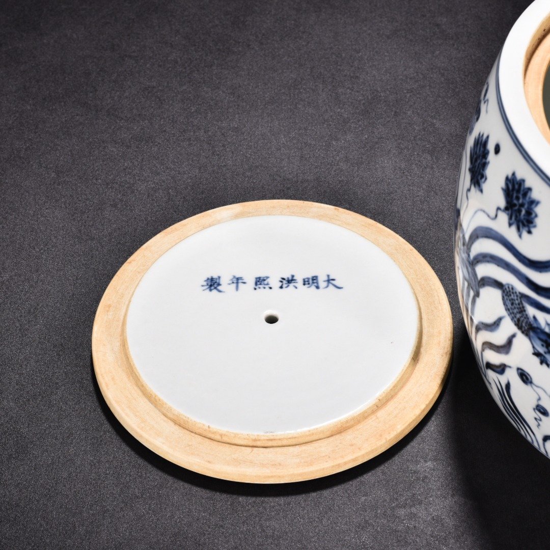 Ming Dynasty Hongxi blue and white fish and algae cricket jar
