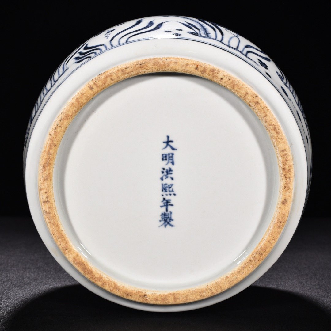 Ming Dynasty Hongxi blue and white fish and algae cricket jar