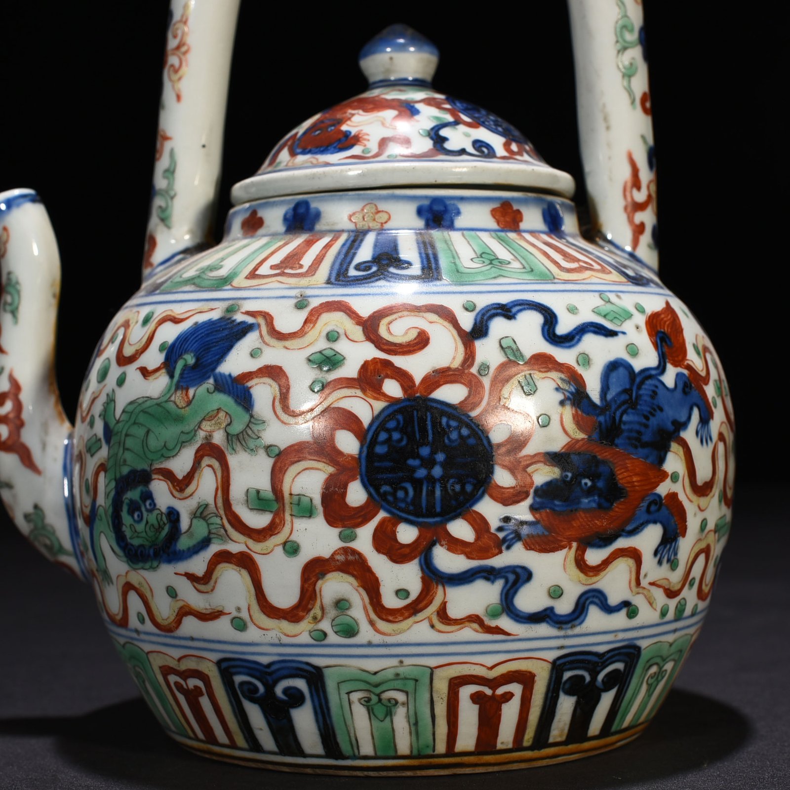 Ming Dynasty Longqing blue and white multicolored lion rolling hydrangea handle pot