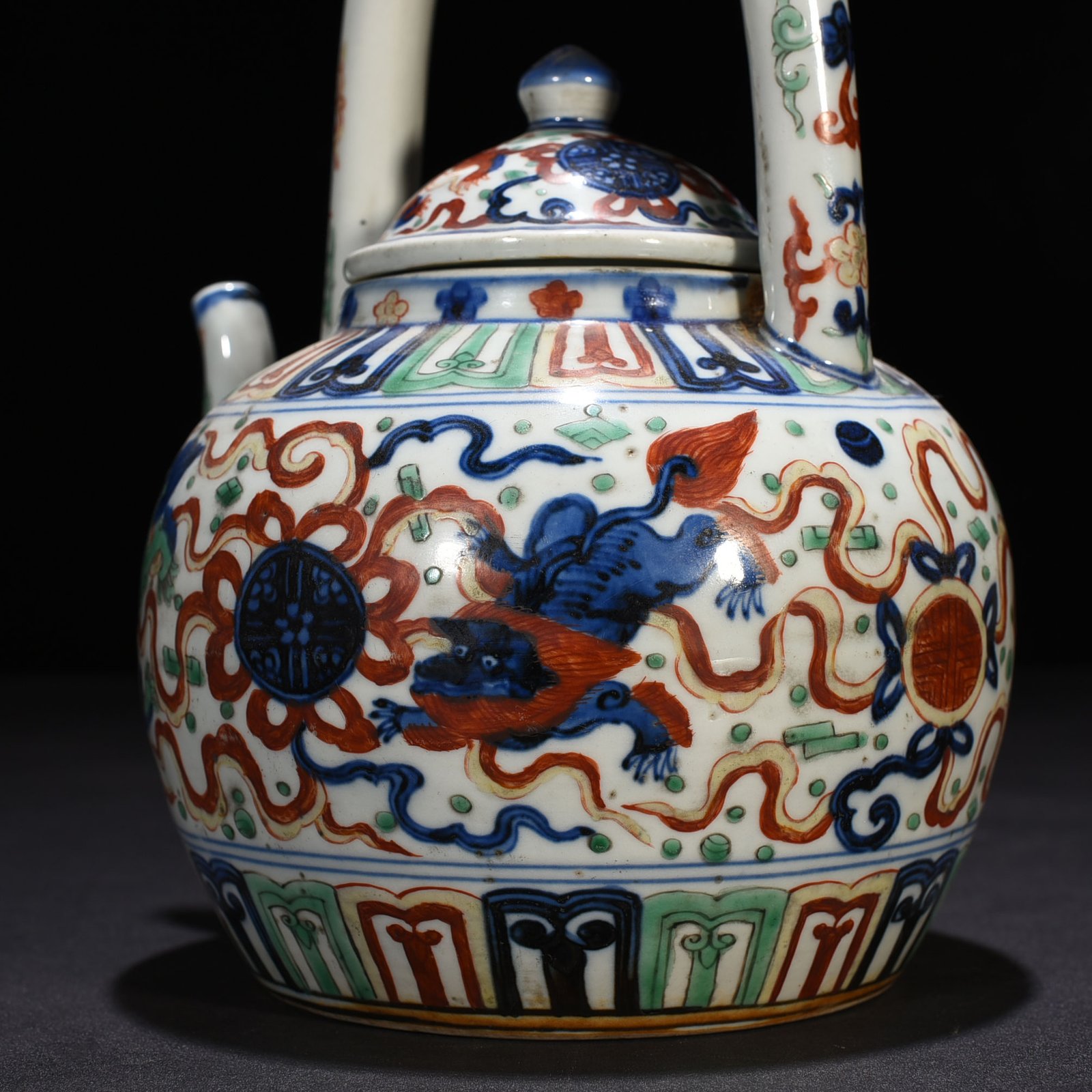 Ming Dynasty Longqing blue and white multicolored lion rolling hydrangea handle pot