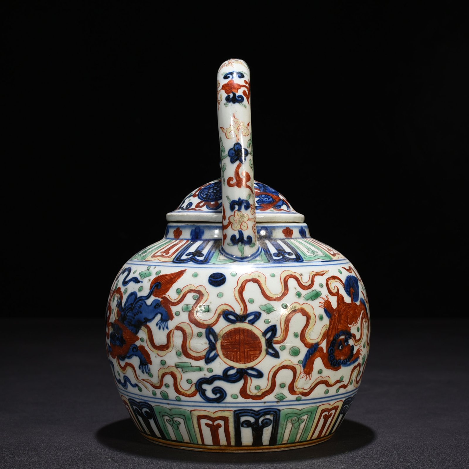 Ming Dynasty Longqing blue and white multicolored lion rolling hydrangea handle pot