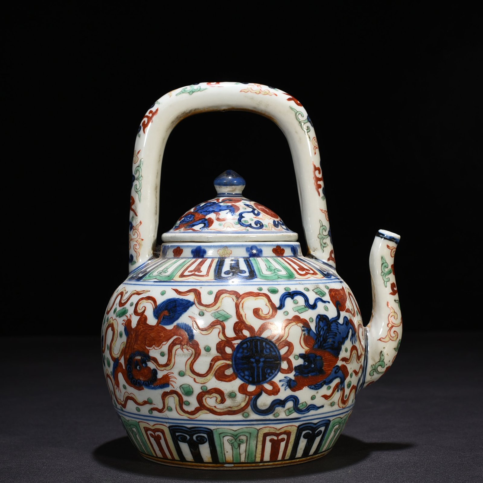 Ming Dynasty Longqing blue and white multicolored lion rolling hydrangea handle pot