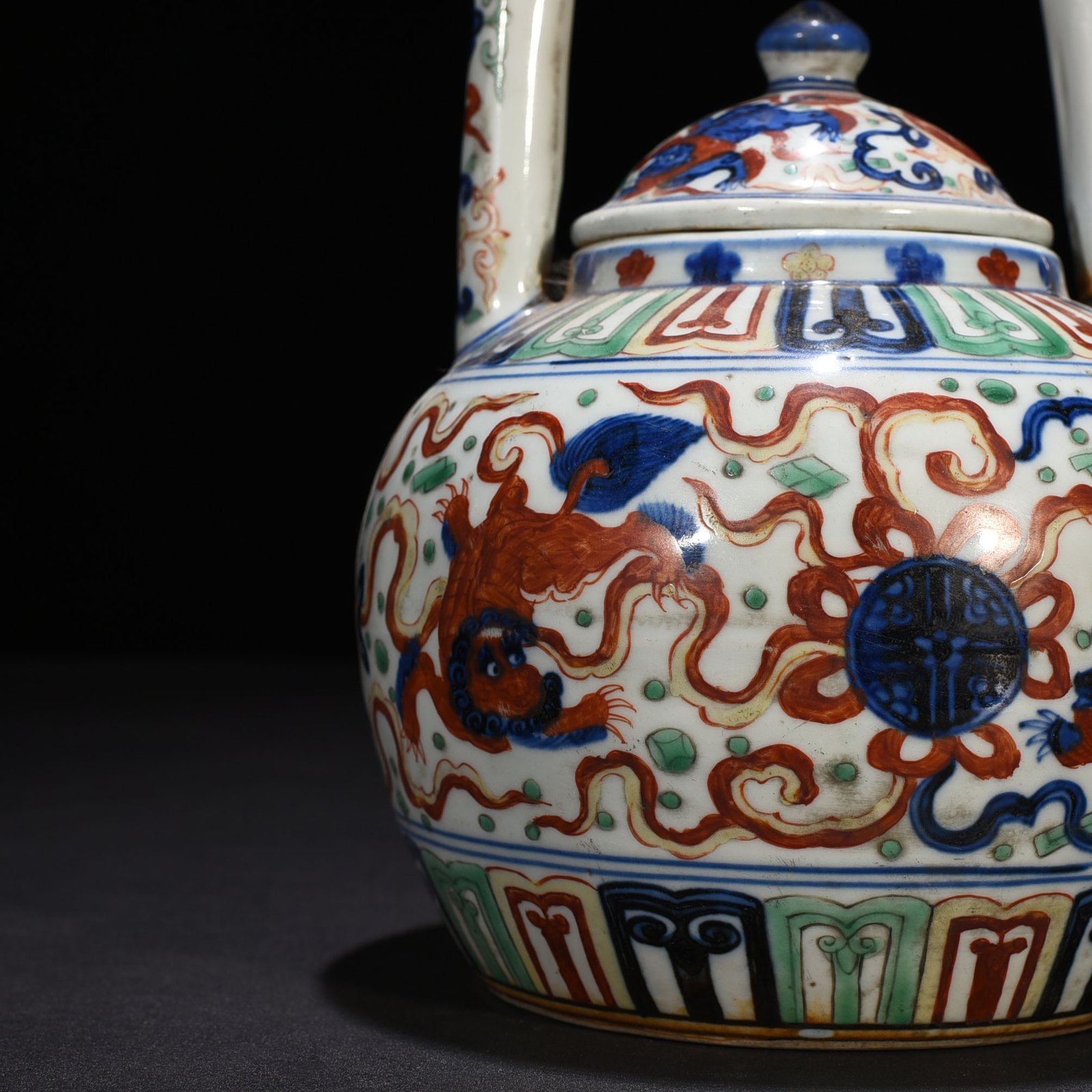Ming Dynasty Longqing blue and white multicolored lion rolling hydrangea handle pot
