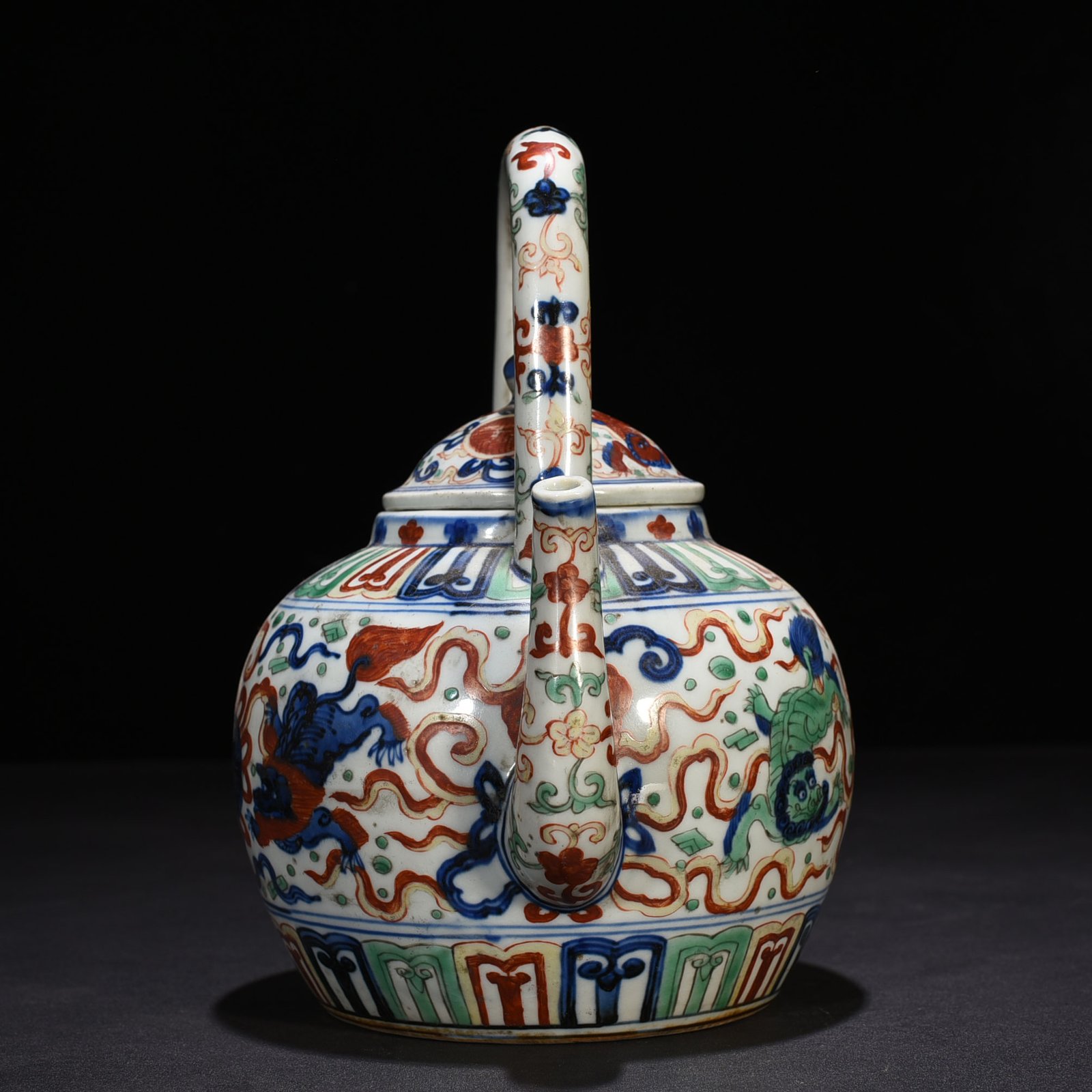 Ming Dynasty Longqing blue and white multicolored lion rolling hydrangea handle pot