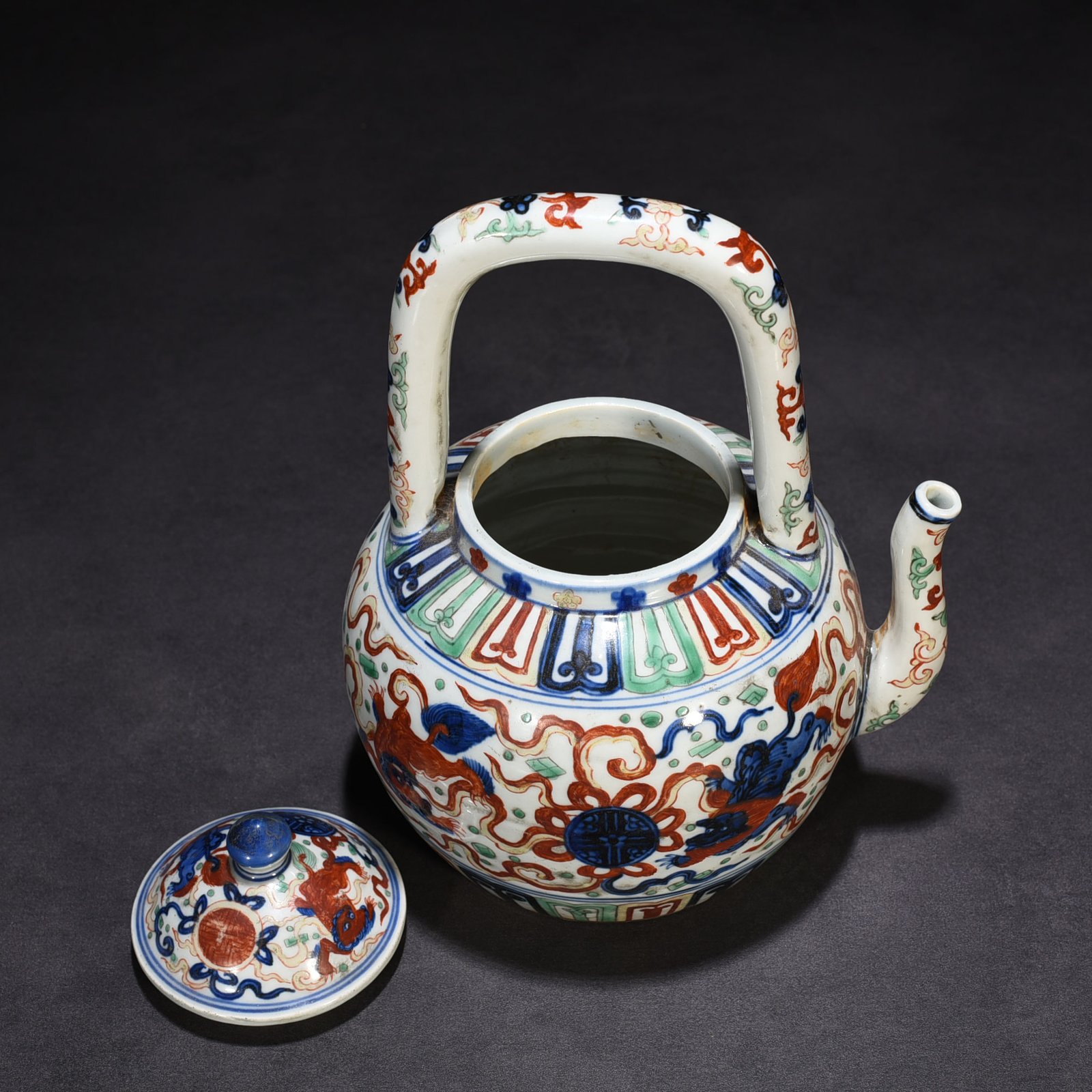 Ming Dynasty Longqing blue and white multicolored lion rolling hydrangea handle pot