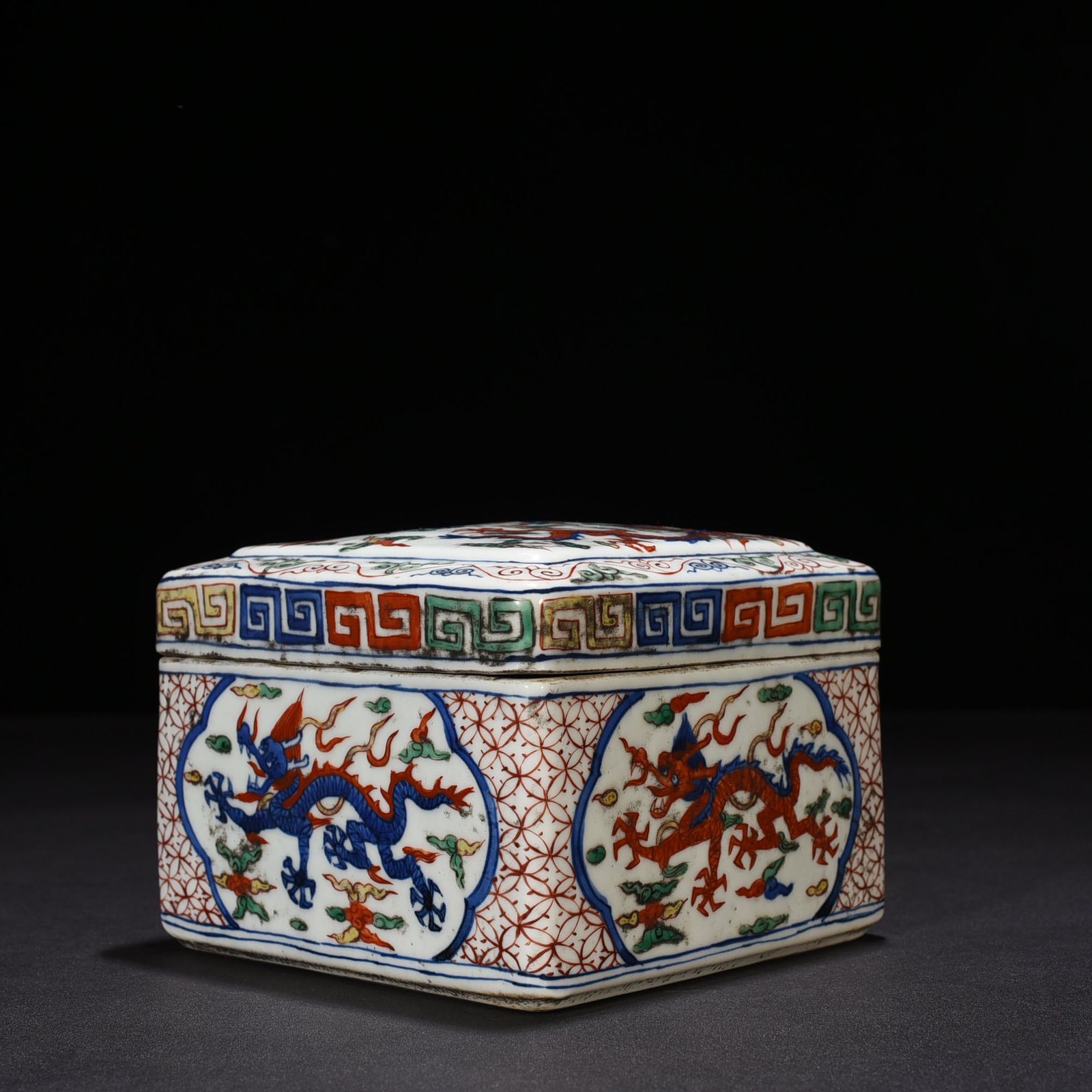 Ming Dynasty Longqing blue and white multicolored dragon square box treasure box
