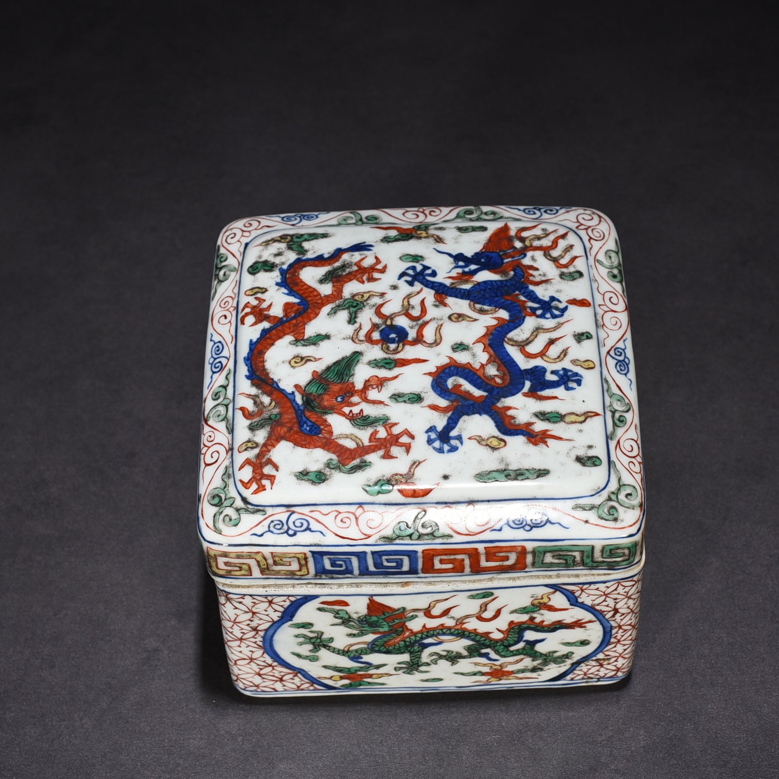 Ming Dynasty Longqing blue and white multicolored dragon square box treasure box