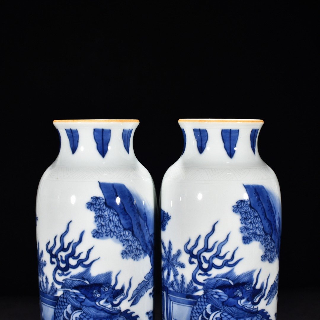 Ming Dynasty Shunzhi blue and white banana leaf unicorn cylinder bottle