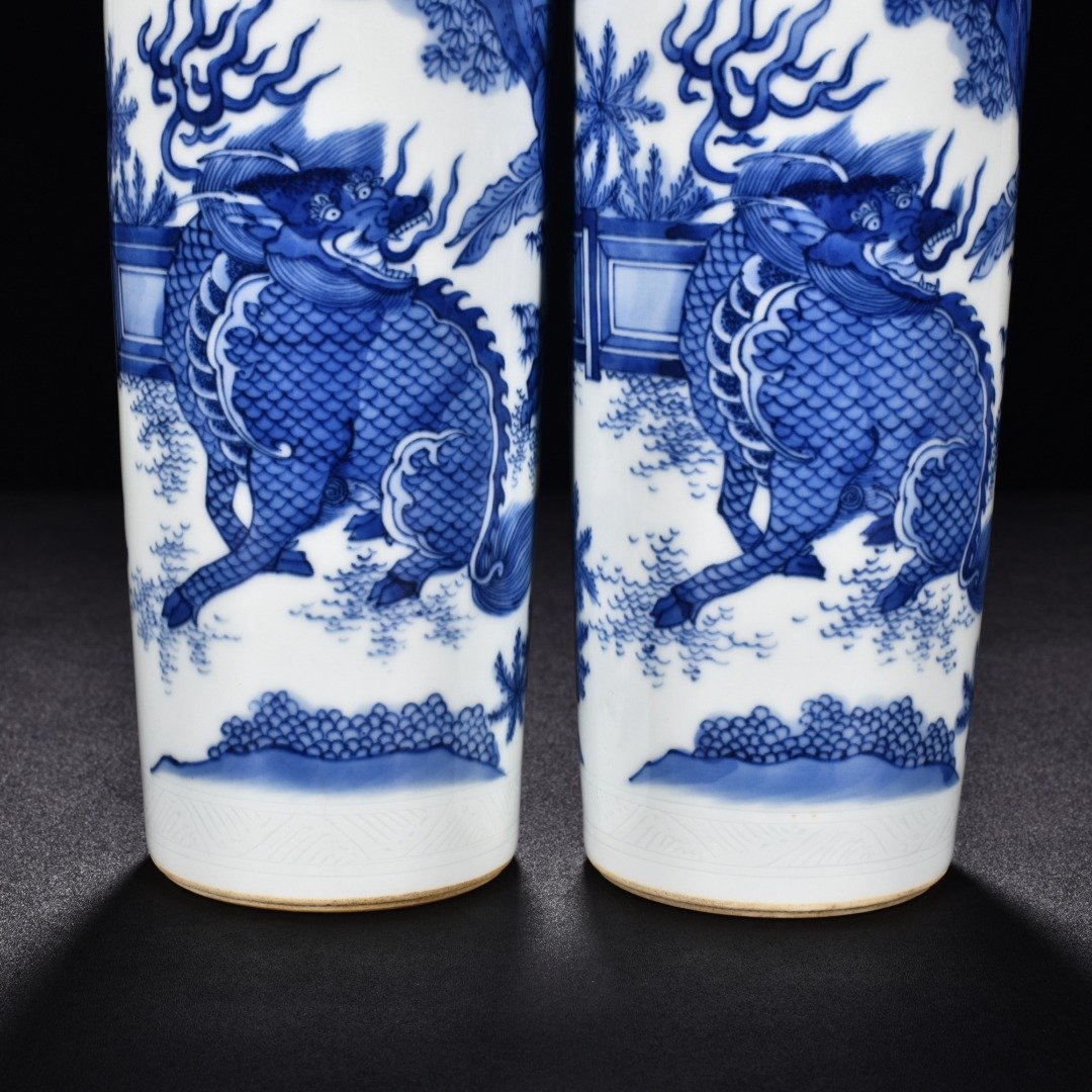 Ming Dynasty Shunzhi blue and white banana leaf unicorn cylinder bottle