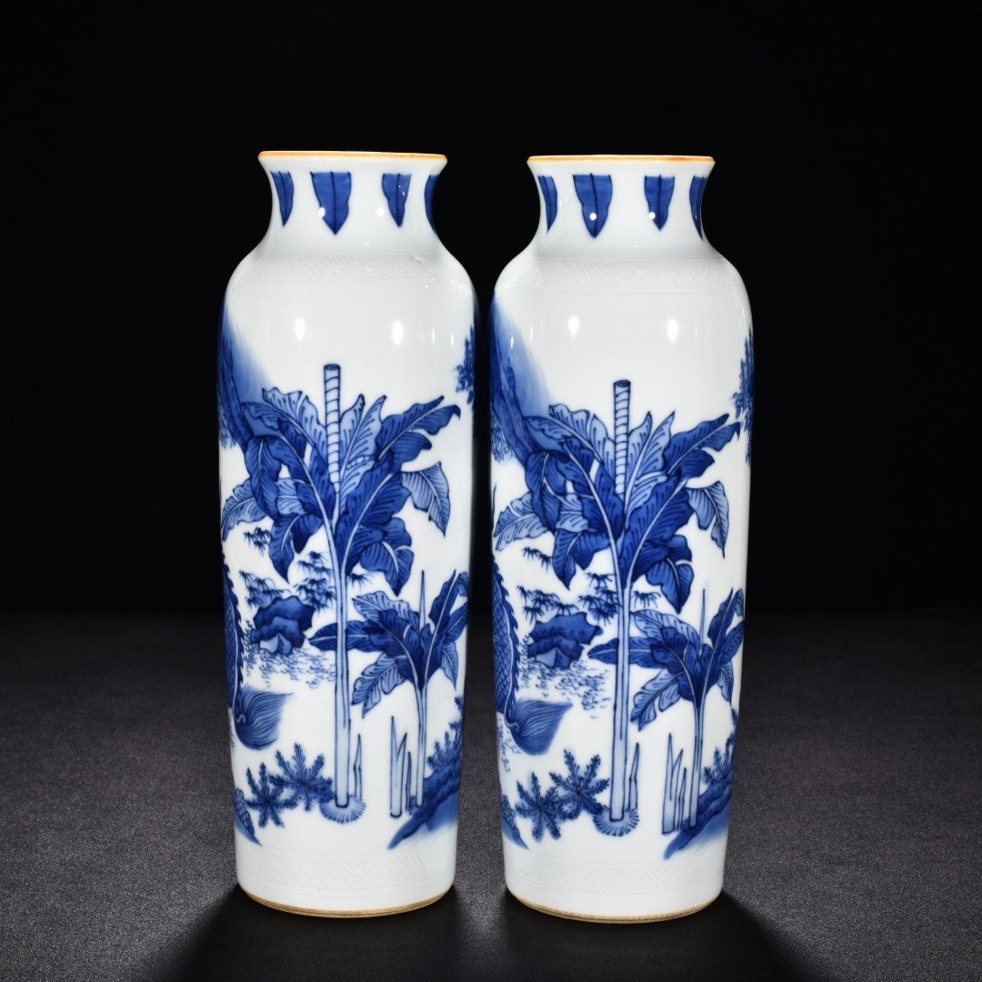 Ming Dynasty Shunzhi blue and white banana leaf unicorn cylinder bottle