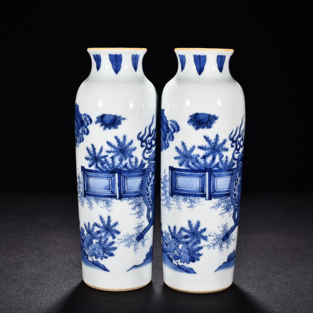 Ming Dynasty Shunzhi blue and white banana leaf unicorn cylinder bottle