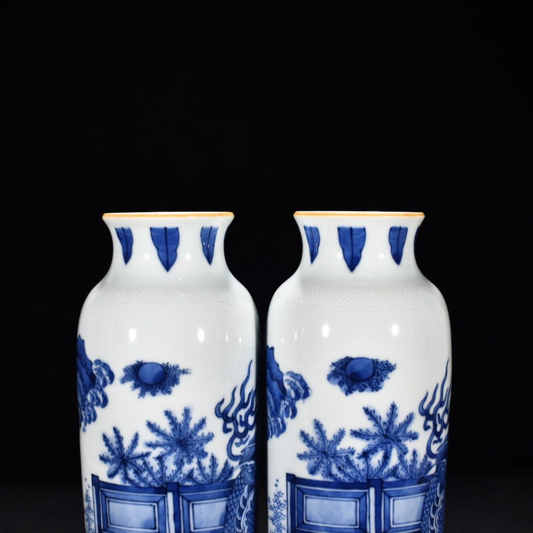 Ming Dynasty Shunzhi blue and white banana leaf unicorn cylinder bottle