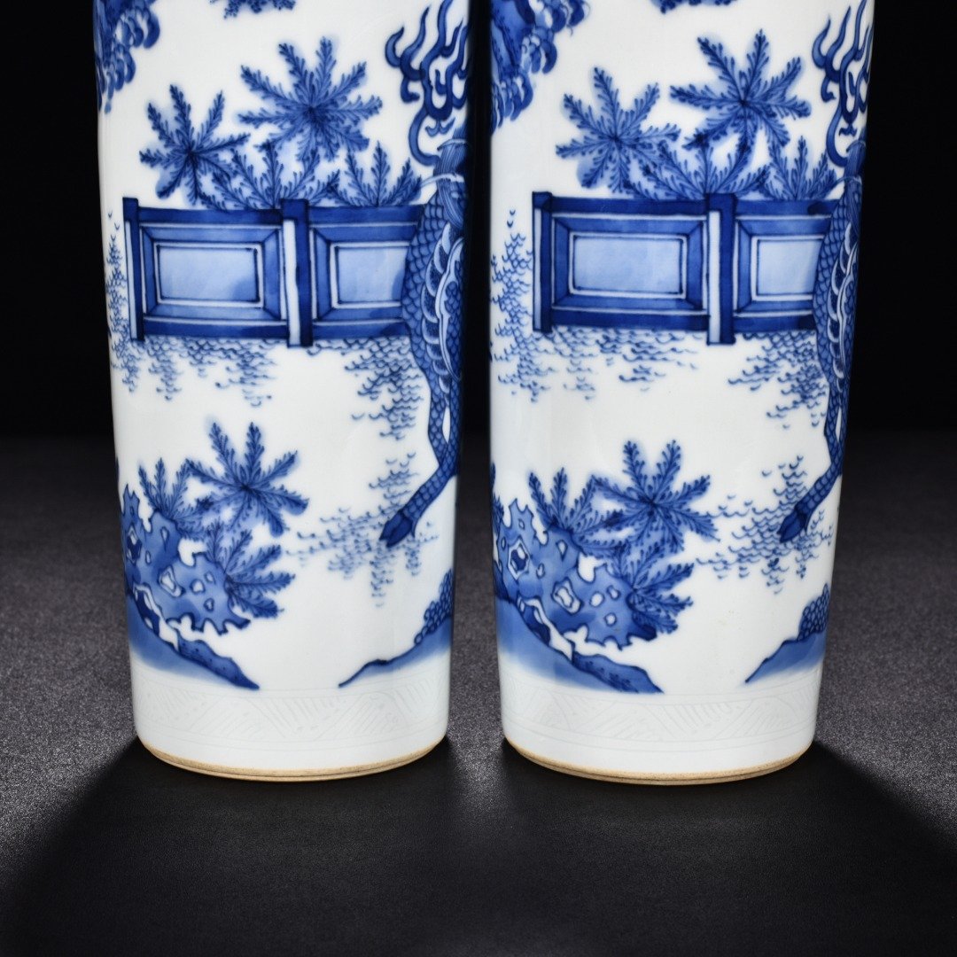 Ming Dynasty Shunzhi blue and white banana leaf unicorn cylinder bottle