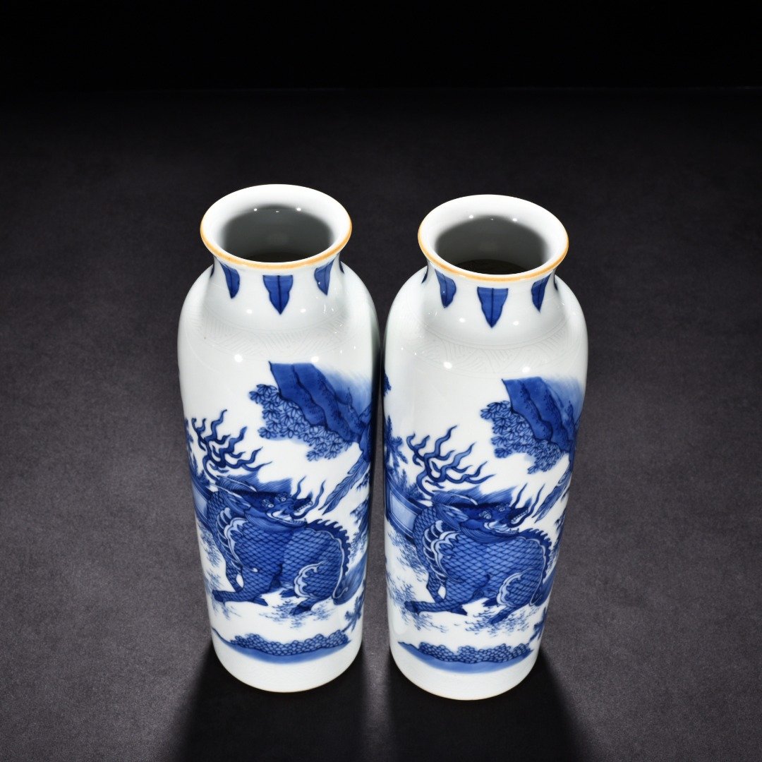 Ming Dynasty Shunzhi blue and white banana leaf unicorn cylinder bottle
