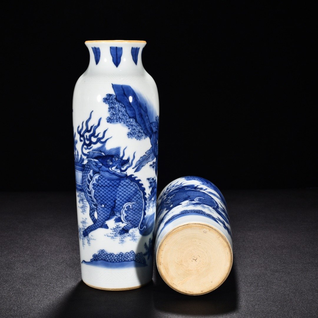 Ming Dynasty Shunzhi blue and white banana leaf unicorn cylinder bottle