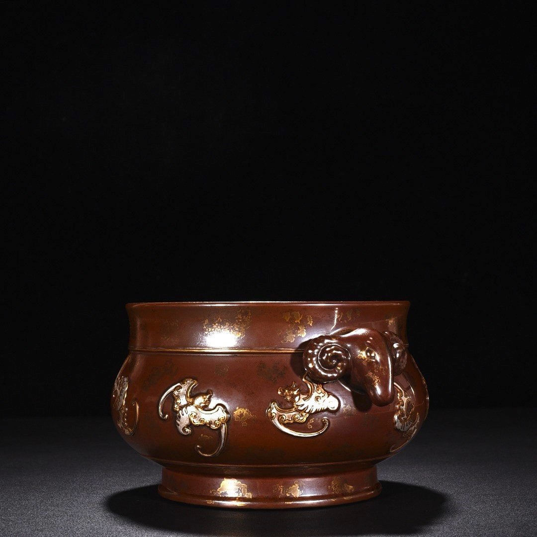 Qing Dynasty Qianlong bronze glaze with gold and silver carvings and nine blessings and sheep’s ears stove