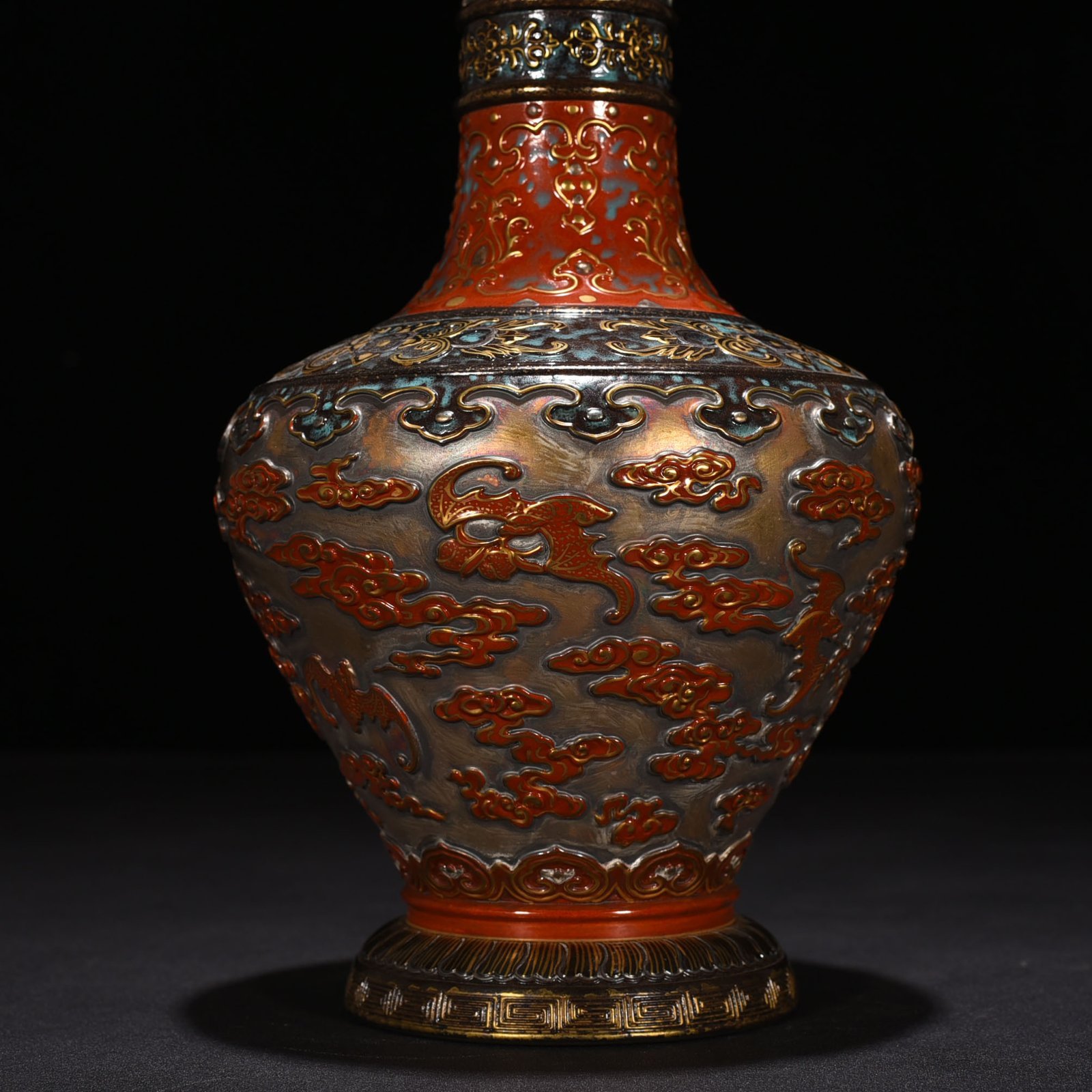 Qing Dynasty Qianlong bronze glaze carved Hong Fuxiang cloud plate mouth vase