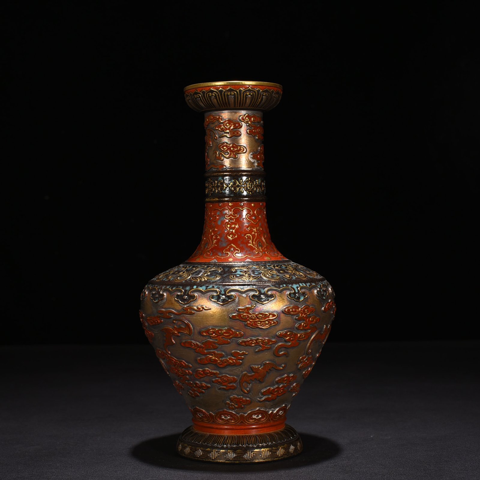 Qing Dynasty Qianlong bronze glaze carved Hong Fuxiang cloud plate mouth vase
