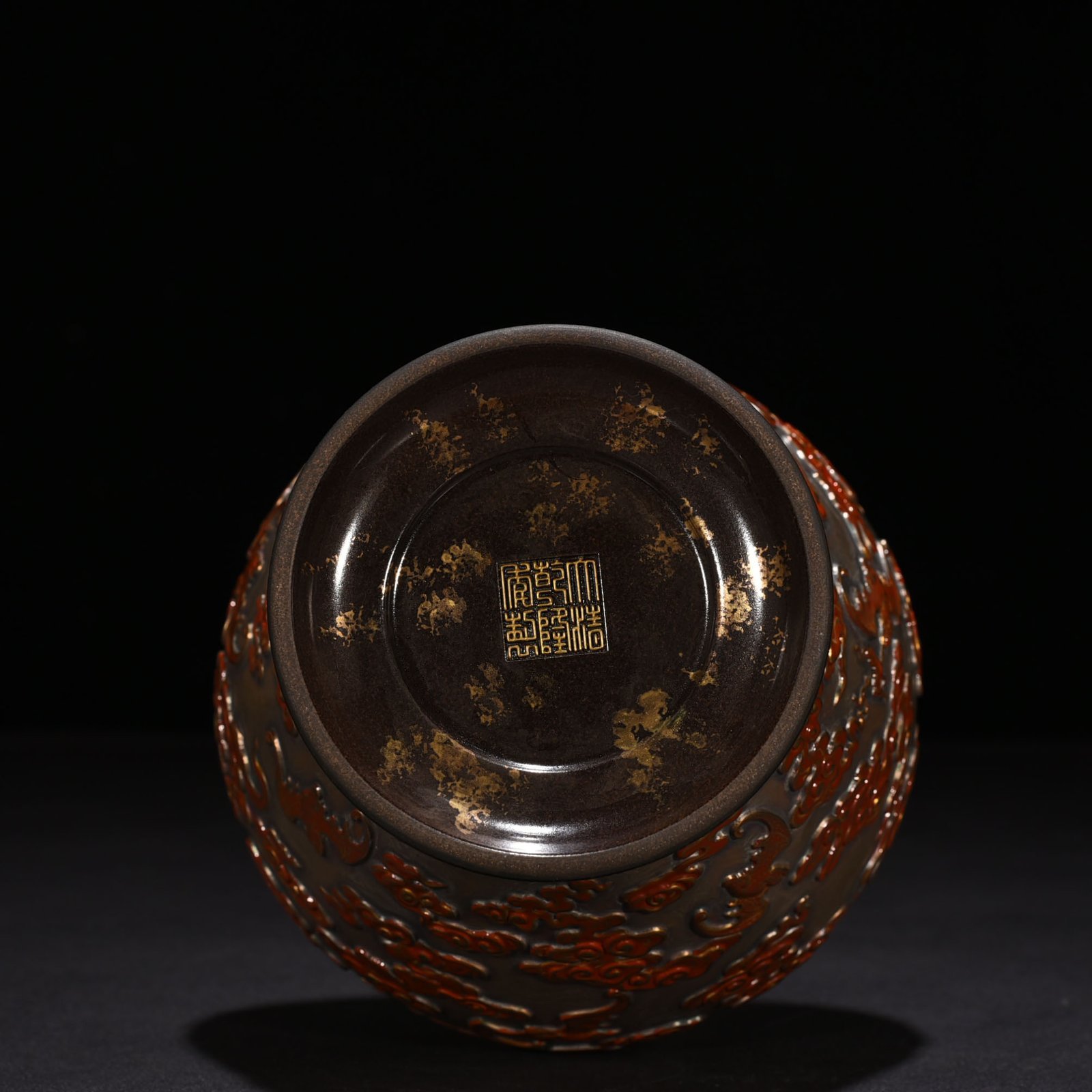Qing Dynasty Qianlong bronze glaze carved Hong Fuxiang cloud plate mouth vase