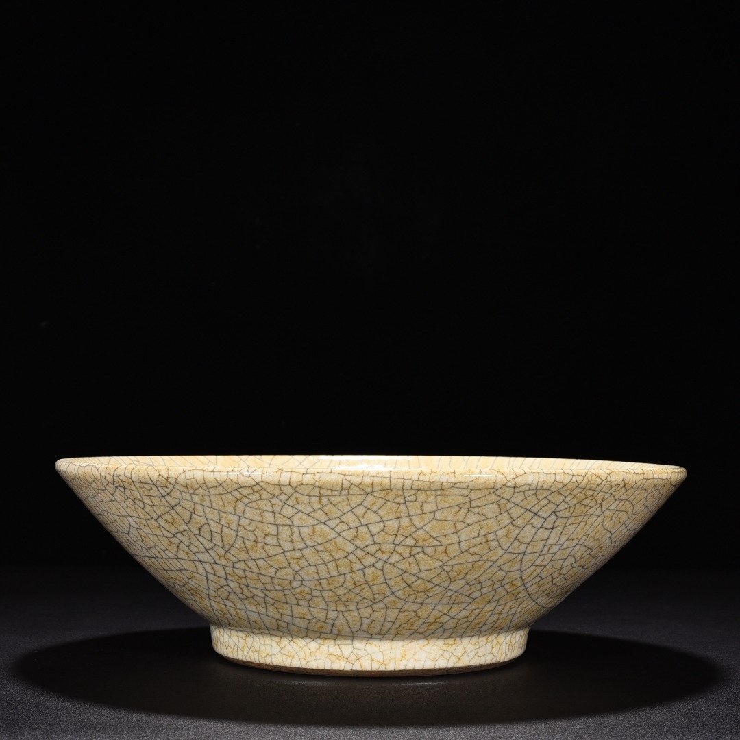 Qing Dynasty Qianlong Ge Kiln beige glazed bamboo hat bowl
