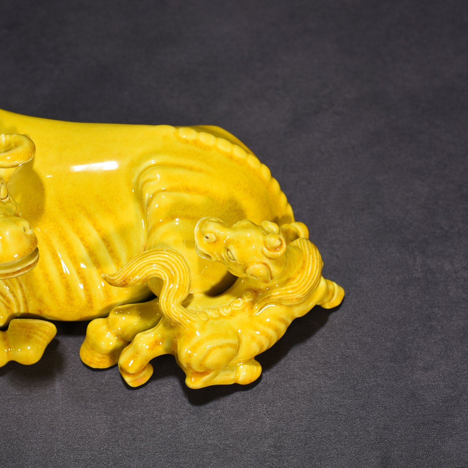 Qing Dynasty Qianlong delicate yellow glaze letter