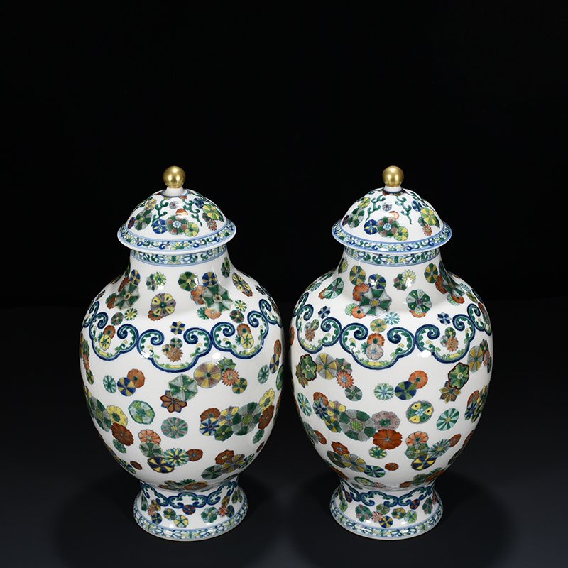 Qing Dynasty Qianlong doucai painted gold leather ball general jar