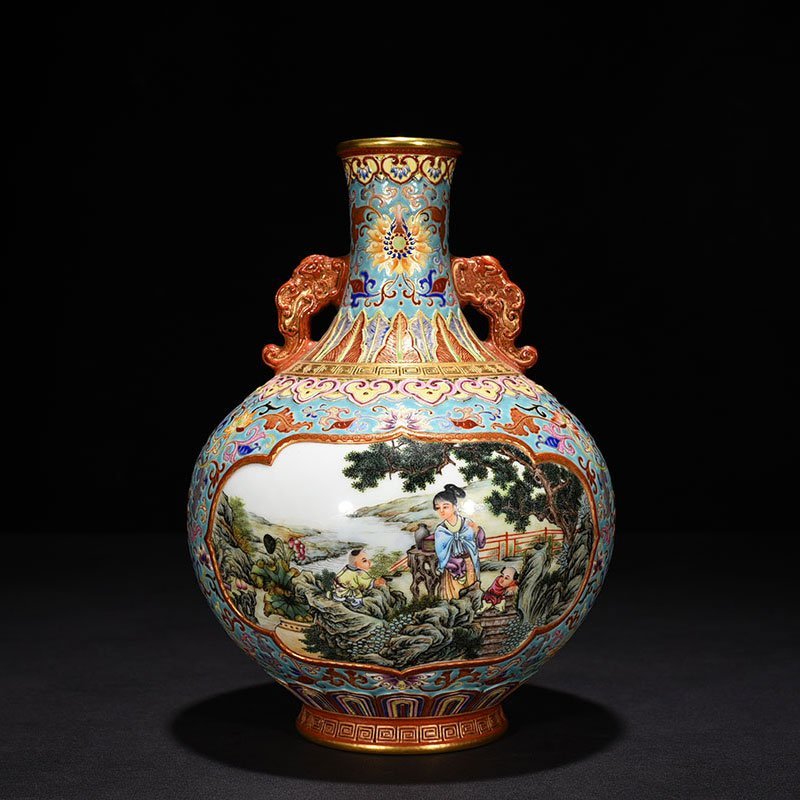 Qing Dynasty Qianlong turquoise green space window enamel beauty strap amphora