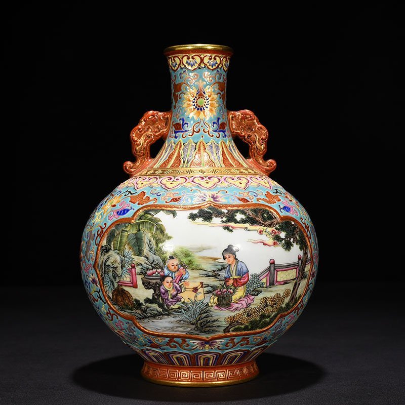 Qing Dynasty Qianlong turquoise green space window enamel beauty strap amphora
