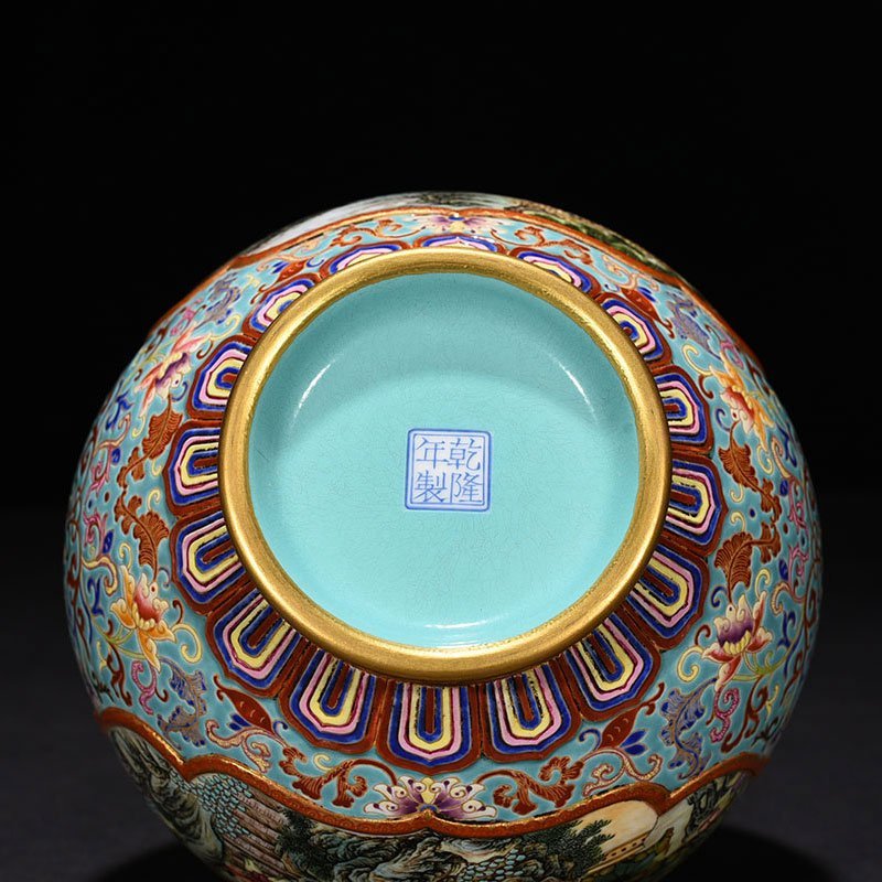 Qing Dynasty Qianlong turquoise green space window enamel beauty strap amphora