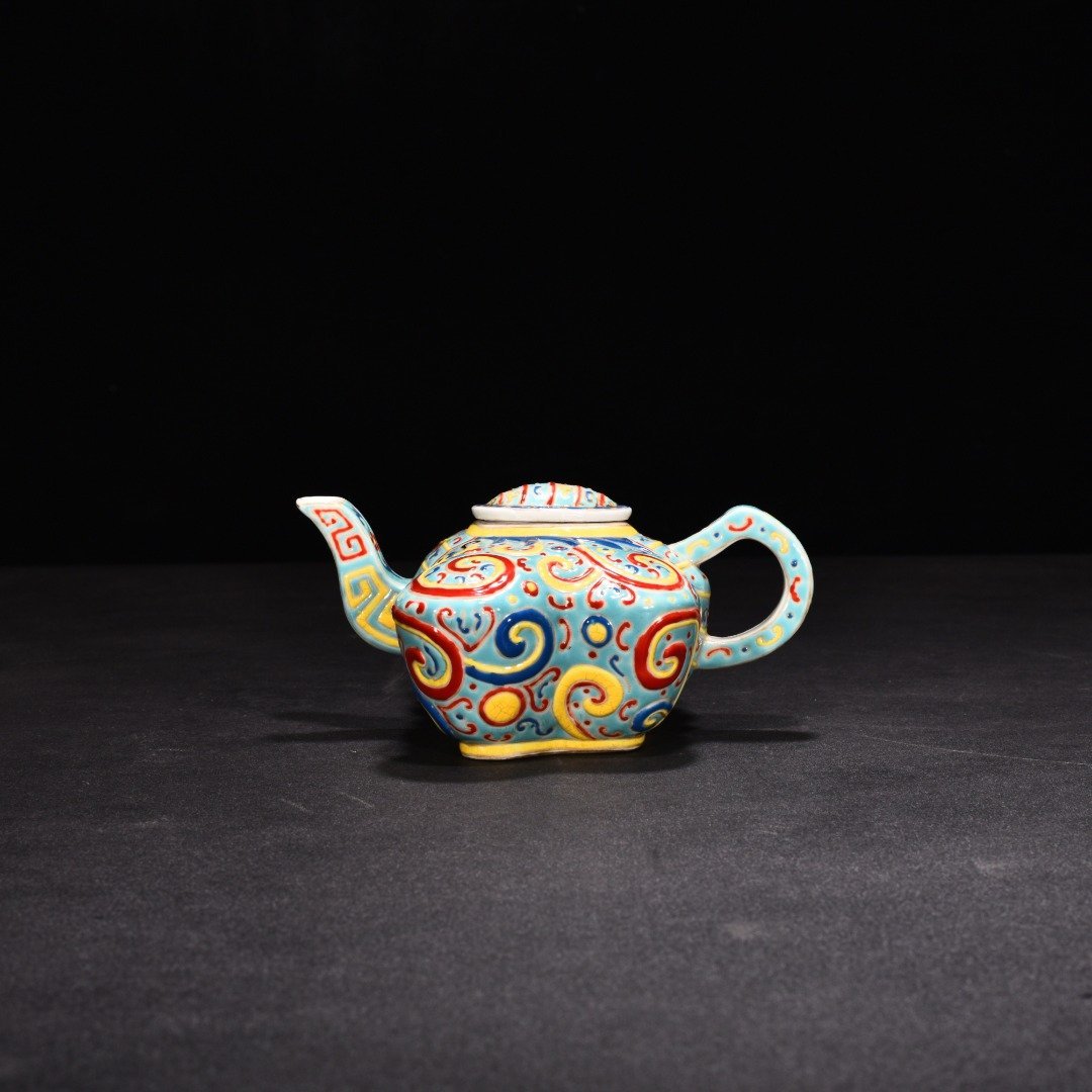 Qing Dynasty Qianlong turquoise green enamel butterfly pot