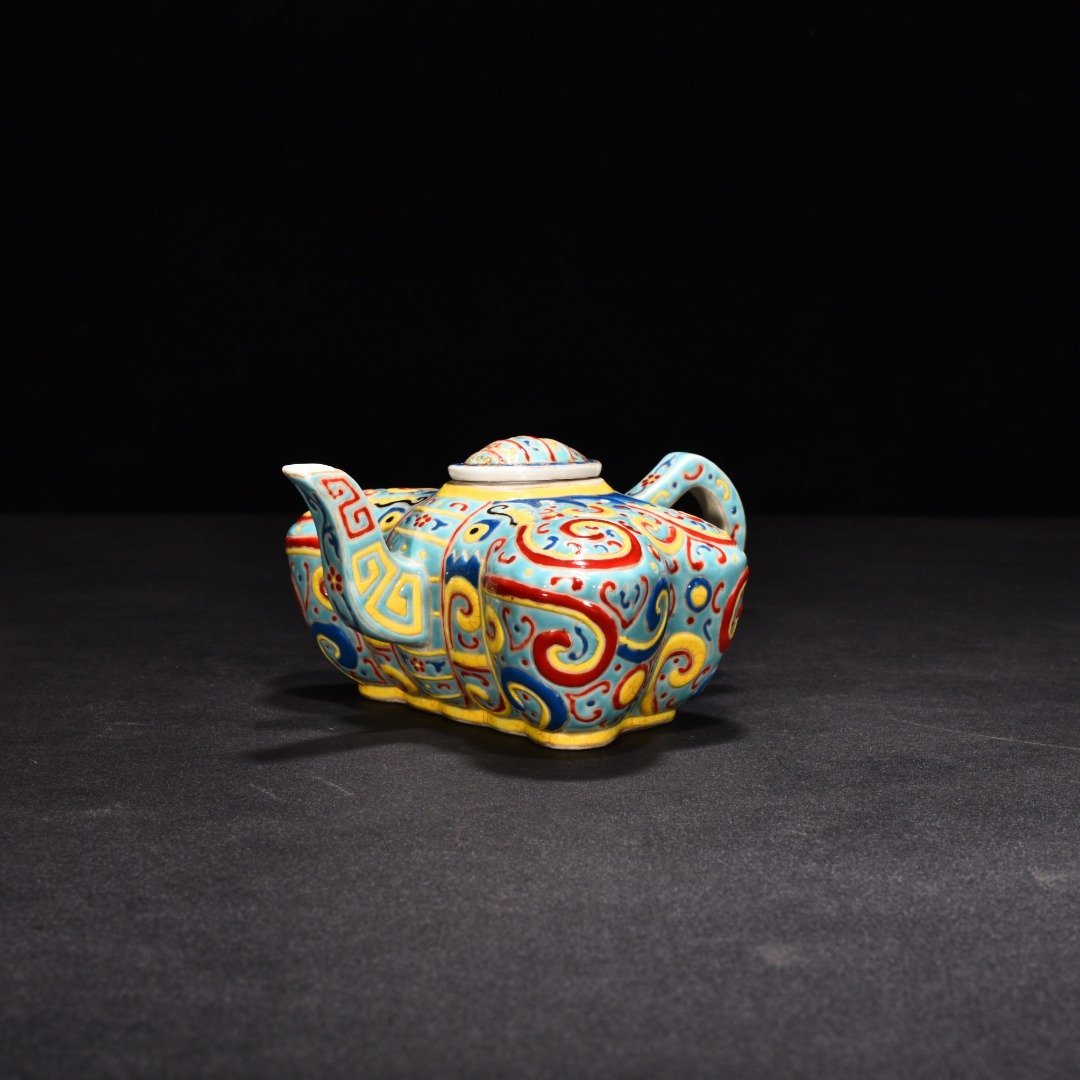 Qing Dynasty Qianlong turquoise green enamel butterfly pot