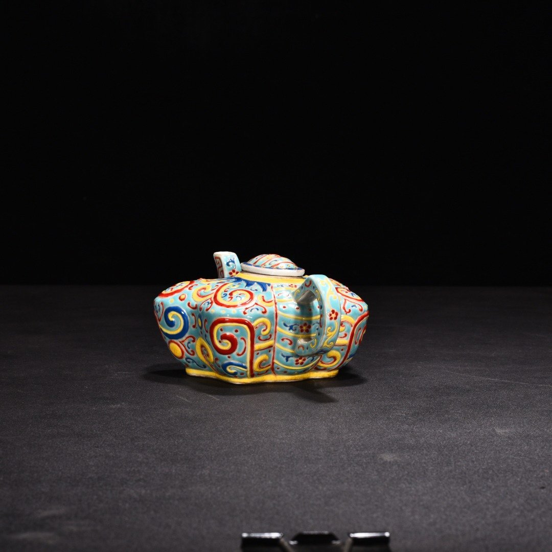 Qing Dynasty Qianlong turquoise green enamel butterfly pot