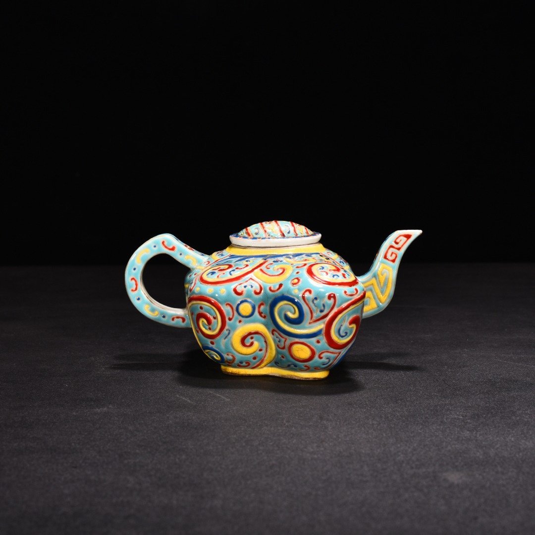 Qing Dynasty Qianlong turquoise green enamel butterfly pot