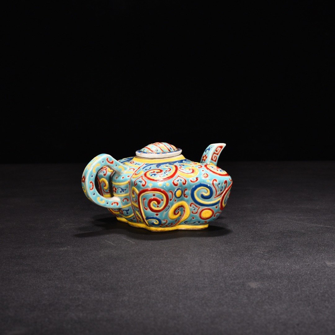Qing Dynasty Qianlong turquoise green enamel butterfly pot