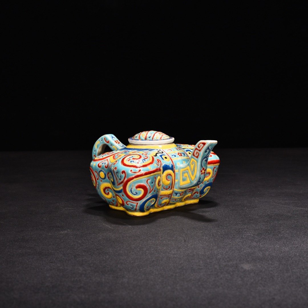 Qing Dynasty Qianlong turquoise green enamel butterfly pot