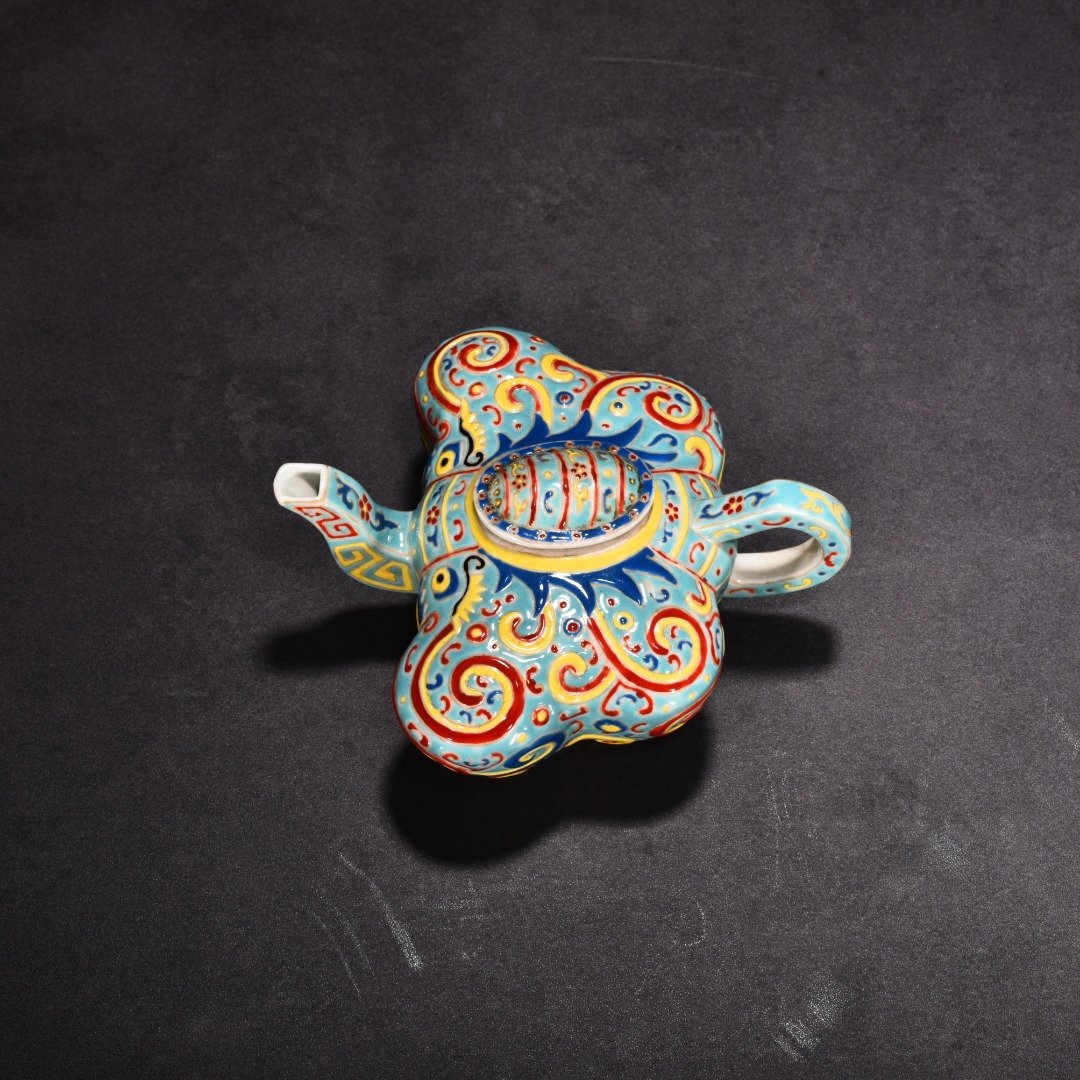 Qing Dynasty Qianlong turquoise green enamel butterfly pot
