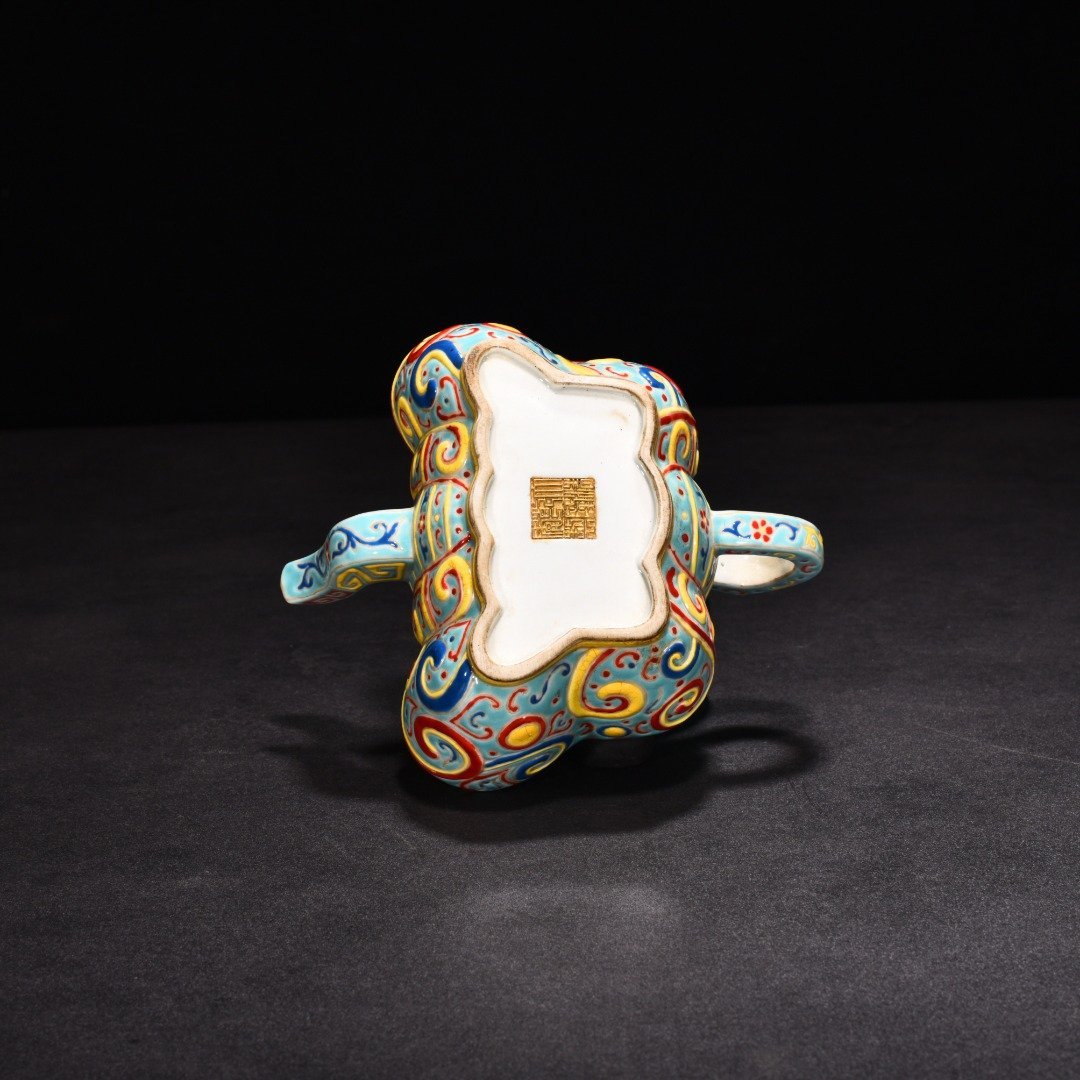 Qing Dynasty Qianlong turquoise green enamel butterfly pot