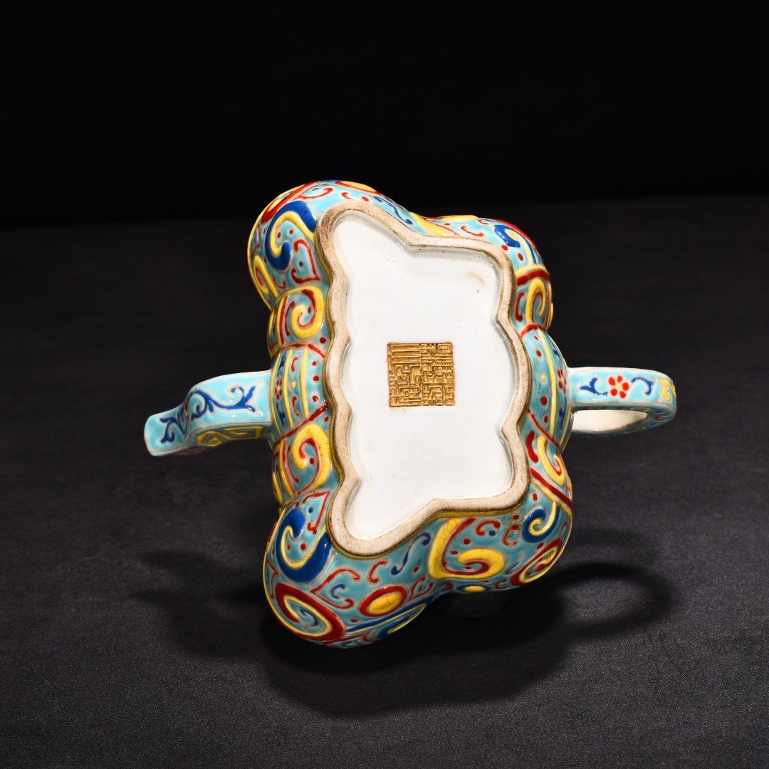 Qing Dynasty Qianlong turquoise green enamel butterfly pot
