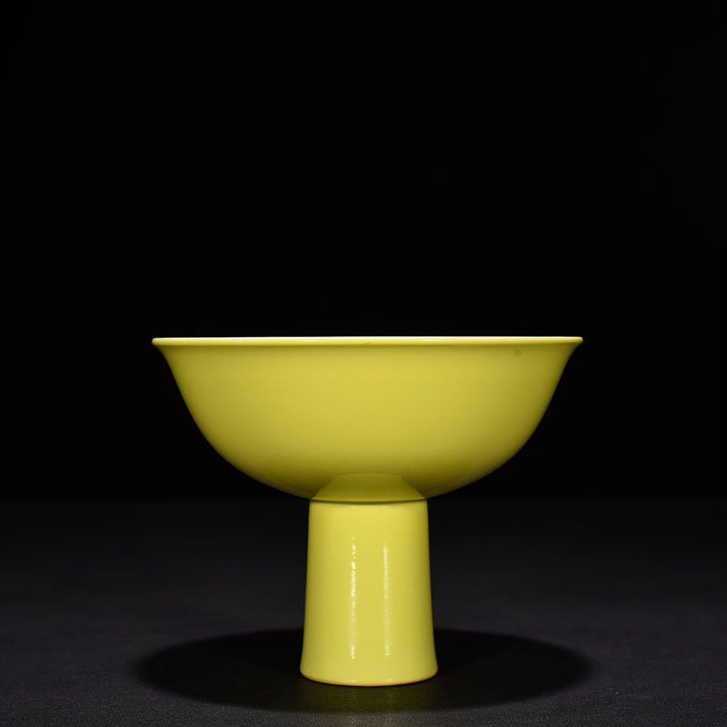 Qing Dynasty Qianlong lemon yellow glaze tall bowl