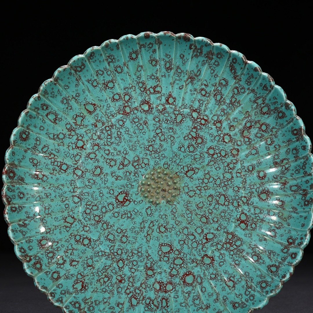 Qing Dynasty Qianlong furnace glazed plate with chrysanthemum