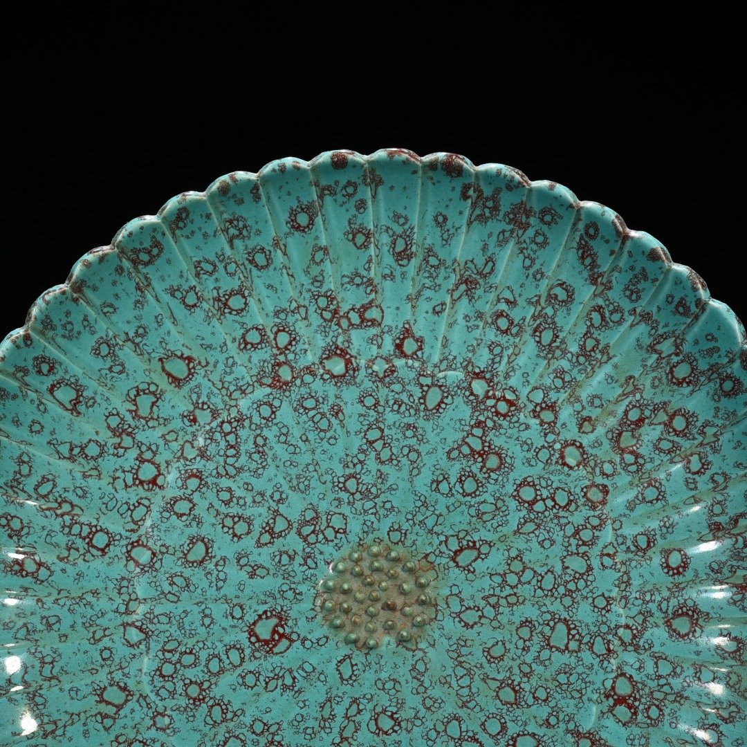 Qing Dynasty Qianlong furnace glazed plate with chrysanthemum