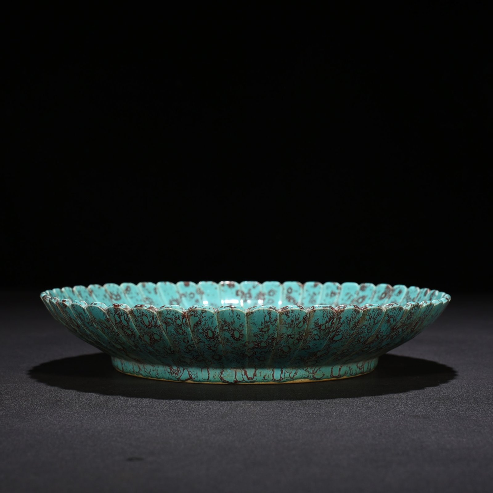 Qing Dynasty Qianlong furnace glazed plate with chrysanthemum