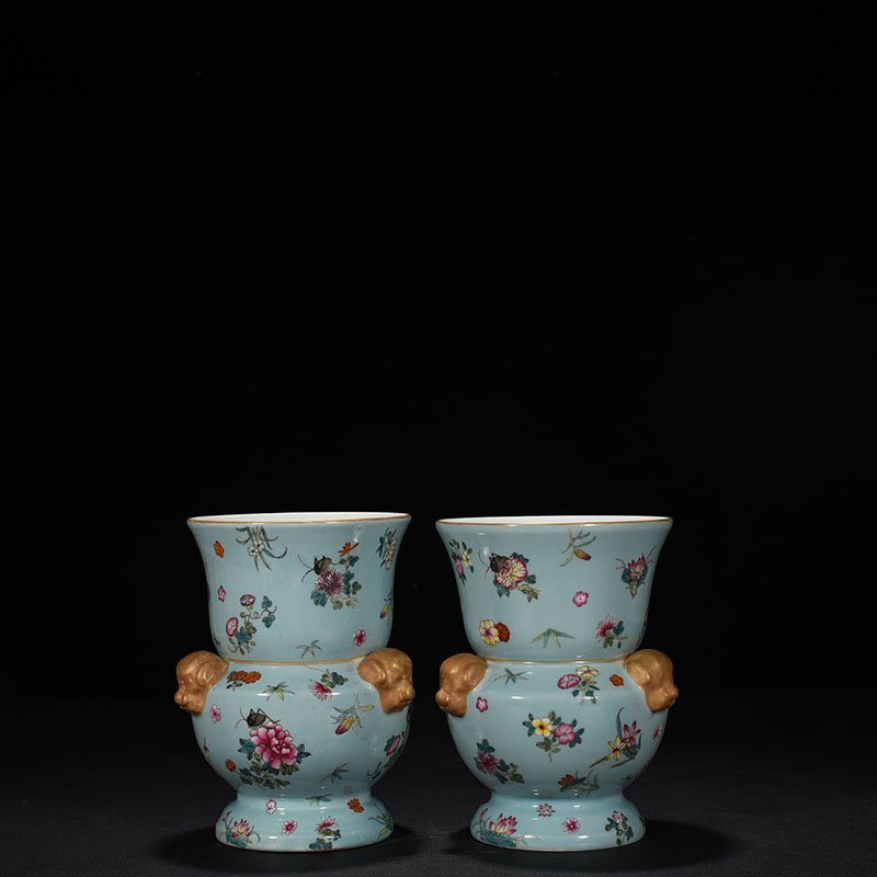 Qing Dynasty Qianlong Coral green field pastel flower vase