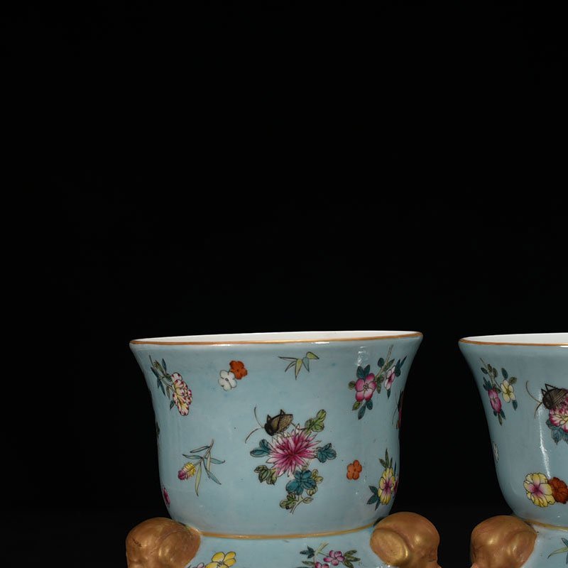 Qing Dynasty Qianlong Coral green field pastel flower vase