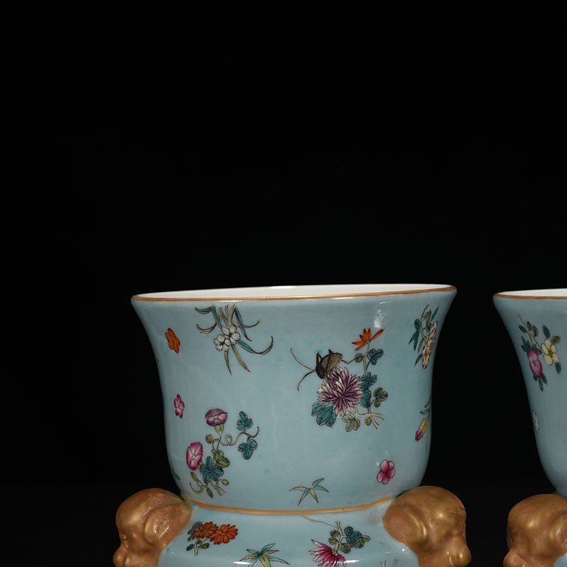 Qing Dynasty Qianlong Coral green field pastel flower vase